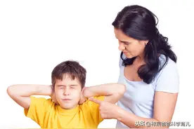 妈妈深夜狂吼辅导孩子写作业，孩子一人挨训，全小区都跟着受教育图片