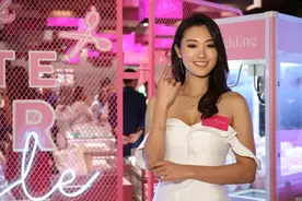 香港亿万港姐张宝儿被演员袁伟豪用3克拉钻戒求婚成功，恭喜图片