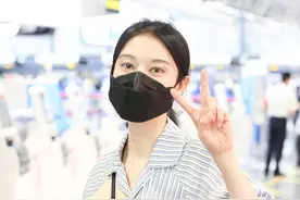 又见“腿精”！张俪穿衬衫玩下衣失踪，脚踩长筒靴“漫画腿”吸睛图片
