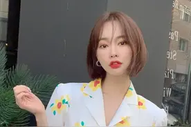 夏季试试3种碎花衫叠穿搭配，鲜亮又“随性”，穿出吸睛时尚范图片