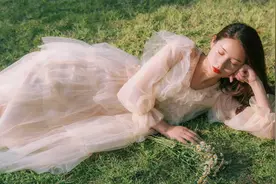 户外草坪拍照分享，在绿油油的草地也能把唯美少女风发挥到极致图片