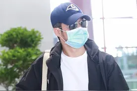 46岁吴京久违亮相头发花白 蓄起络腮胡荷尔蒙爆棚图片