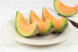 哈密瓜买长的还是圆的？水果小贩：看准这几个地方，不会挑错买错图片