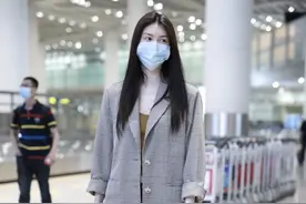 独家街拍：何穗格纹西装+紧身牛仔裤，简单的搭配穿出大长腿图片