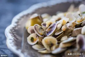花蛤吐沙，海边人都这样做，不用盐不用油，几十分钟吐个干干净净图片