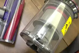 全新“戴森”吸尘器，被安装工用水洗了图片