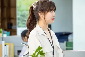 裴秀智随便一绑都美的低扎发也太适合职场女孩了吧？图片