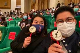 郭晶晶霍启刚万圣节乐享二人世界！深夜低调约会，玩拨浪鼓显童趣图片