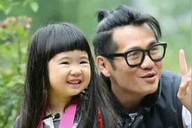 《爸哪》曹格儿女长大了！Grace颜值逆袭成美少女，11岁Joe有腹肌图片