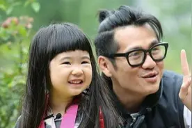 《爸哪》曹格儿女长大了！Grace颜值逆袭成美少女，11岁Joe有腹肌图片