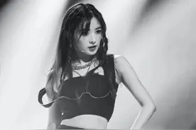 不再酸甜的张含韵，比16年前更惊艳了图片