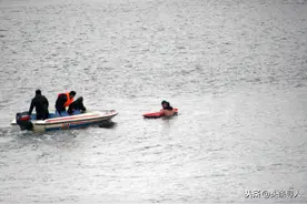 浙江台州38岁“光头哥”抛下5岁女儿，跳进冰河救起两名女子图片