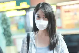 刘人语满脸笑容现身机场，格纹衬衣搭配白色短裤，青春有朝气图片
