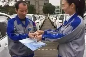老板年终奖买100辆新车，员工先觉得惊喜，然后有些不开心图片