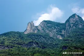 九歌·山鬼 先秦：屈原，被石兰兮带杜衡，折芳馨兮遗所思图片