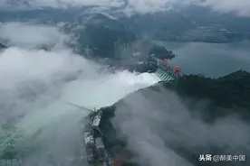 新安江水库泄洪场景壮观，钱塘江水雾蒙蒙图片