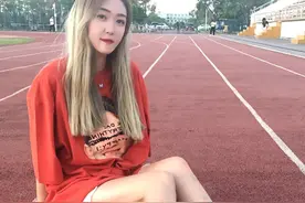 美女红色T恤搭配短裤，“无下装”穿搭时尚又显活力，穿出少女感图片