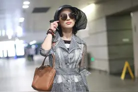 黄圣依真有阔太样，穿半透视塑料风衣不失韵味，挡不住的高贵气场图片