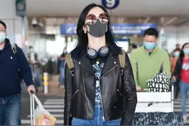 姚晨穿卡通打底外搭黑色皮衣，马丁靴搭配和双肩包酷劲十足图片