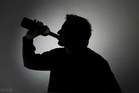 人生已进入倒计时的酒鬼父亲图片