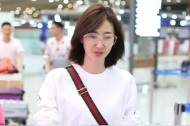 王丽坤戴眼镜太好看，素颜穿朴素上衣都有范，不愧是"素颜女神"图片