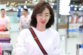 王丽坤戴眼镜太好看，素颜穿朴素上衣都有范，不愧是"素颜女神"图片