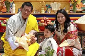 3个月的不丹小王子亮相，身披金袍睡在父王怀中，龙太子都失宠了图片