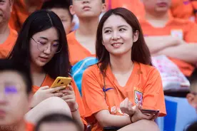 山东鲁能泰山美女球迷图片