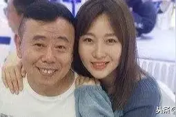 为何潘长江身材矮小，女儿却高挑漂亮？真相隐瞒了39年。图片