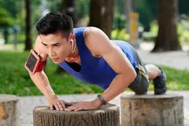 小哥每天进行100个俯卧撑，30天后身材会有什么变化？图片