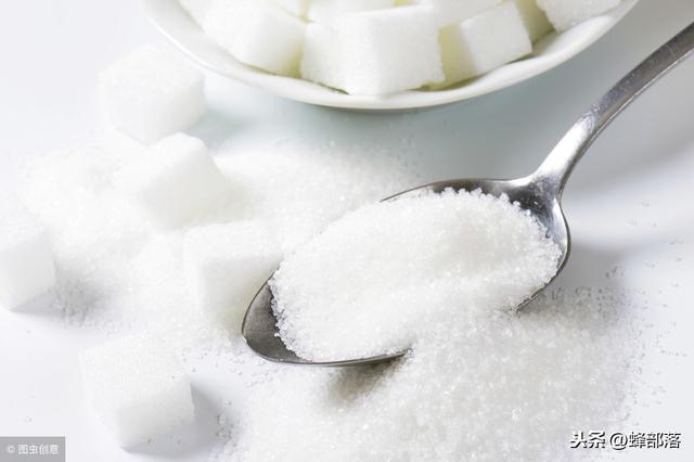 蜜蜂奖励喂养，白糖虽然营养差，但一个优点蜂蜜无法取代