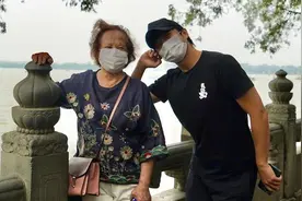 邓超孙俪携母亲游玩，邓妈穿印花短袖配白色休闲裤，减龄又低调图片