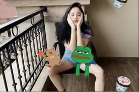 时尚圈对袜子下手了！女明星的花式穿搭，袜子意外成为点睛之笔图片