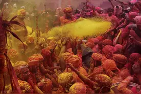 好解气！印度举行传统“棒打男人节”，现场成色彩海洋图片