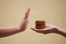 不谙世事的人，送礼经常犯这三种错误，往往好心办坏事图片
