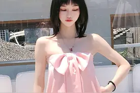美女粉色抹胸连衣裙，胸前大蝴蝶结装饰夸张又显可爱迷人少女心图片