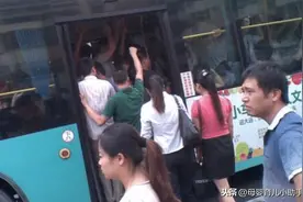 孕妇乘公交被大妈强行要座，孕妇起身之后，整个车厢的人无法淡定图片