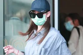 独家街拍：戚薇、李承铉夫妇和女儿lucky一家人机场造型时髦图片