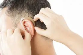 你身边有戴助听器的年轻人吗？你怎么看待他们？图片