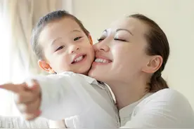 爸爸主动申请哄娃睡觉，妈妈忙完回屋后，眼前一幕让她哭笑不得图片