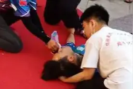 绵阳一小伙突然倒地抽搐 青年中医工作者施救近20分钟跪肿双膝图片