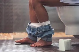 男性“小便”打湿鞋要重视，这是“尿无力”的症状体现图片