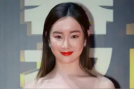 张檬身材太丰满！抹胸礼服裙根本"兜"不住，勒出副乳好尴尬！图片