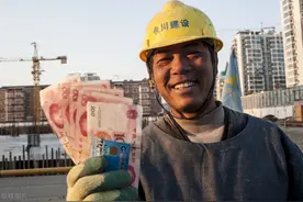 农民工日赚300，为何一年剩不下4万块？专家纳闷，农民算了一笔账图片