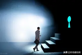 年轻人没钱时，不要贪图快、自乱阵脚，坚持4件事，迷茫自然化解图片