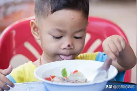 如何让三四岁的孩子能够自己吃饭穿衣图片