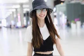杨颖又高调“炫富”，一身名牌秀人鱼身材，150万手表太高调图片