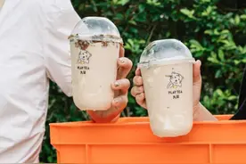 椰椰奶冻茶，会抖臀！1秒卖出1000+杯，有人开货拉拉来买…图片