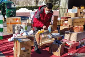 “京东小哥”满大街卖洗衣液，你以为捡便宜，买了你就上当了图片