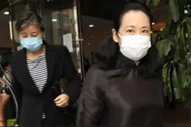 郭晶晶亲妈和婆婆罕同框，郭妈穿衣朴素低调走身后，朱玲玲超大牌图片